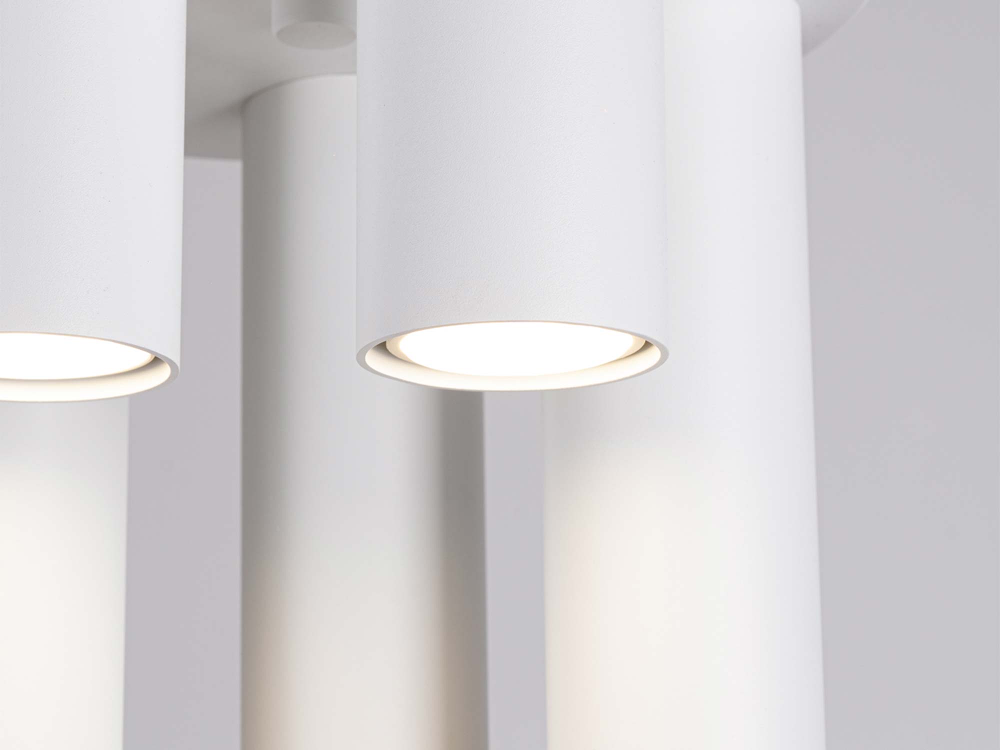 Świecące tuby białego plafonu sufitowego z ciepłym światłem LED Świecące tuby białego plafonu sufitowego z ciepłym światłem LED