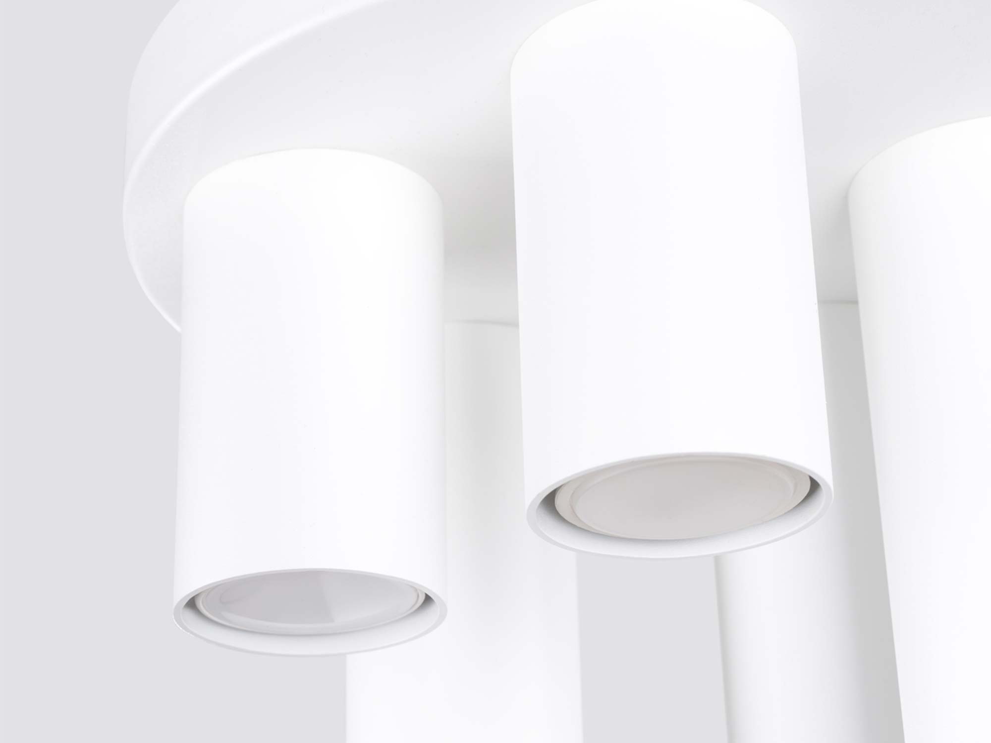 Cylindryczne tuby białego plafonu czteropunktowego z bliska Cylindryczne tuby białego plafonu czteropunktowego z bliska