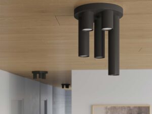 Miniaturka 11 - Zbliżenie na czarny plafon LED w aranżacji z drewnianym sufitem