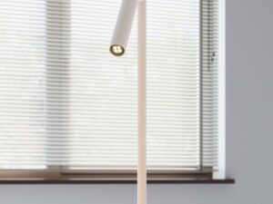 Miniaturka 10 - Elegancka lampa biurkowa biała w aranżacji przy oknie z żaluzjami