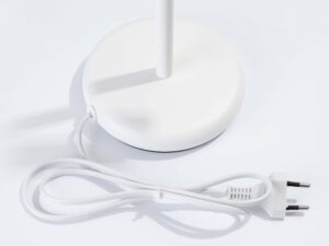 Miniaturka 3 - Detal okrągłej podstawy lampy biurkowej z kablem zasilającym