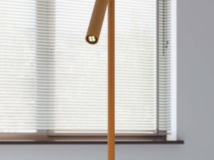 Miniaturka 11 - Elegancka złota lampa LED na biurku w aranżacji z żaluzjami