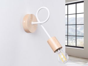 Miniaturka 1 - Biały kinkiet z drewnianymi elementami bukowymi w aranżacji przy oknie