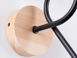 Miniaturka 9 - Detal bukowej rozety kinkietu z czarnym metalowym ramieniem