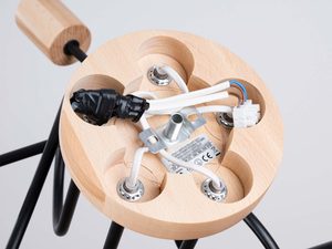 Miniaturka 3 - Drewniana rozeta lampy sufitowej z widocznym okablowaniem i uchwytem montażowym