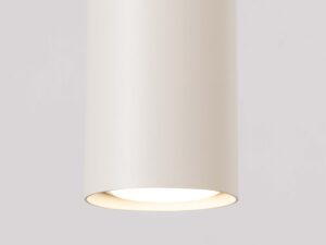 Miniaturka 4 - Detal kremowej lampy wiszącej tubowej z widocznym świecącym wnętrzem