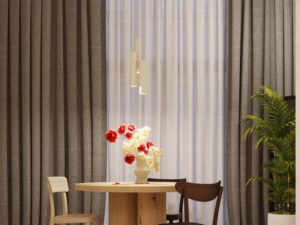 Miniaturka 9 - Potrójna lampa tubowa kremowa w aranżacji jadalni z oknem