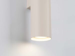 Miniaturka 3 - Detal dolnej części kinkietu kremowego z włączonym światłem LED