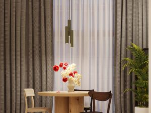 Miniaturka 8 - Lampa wisząca oliwkowa nad stołem jadalnym w stylowej aranżacji