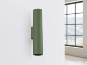 Miniaturka 1 - Oliwkowy kinkiet tubowy na białej ścianie w aranżacji z oknem