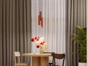 Miniaturka 9 - Ceglaste lampy wiszące z cylindrycznymi kloszami w aranżacji jadalni ze stołem