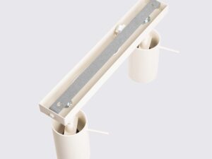 Miniaturka 4 - Wnętrze białej listwy montażowej plafonu dwupunktowego z okablowaniem