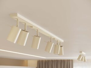 Miniaturka 12 - Plafon sześciopunktowy biały w aranżacji wnętrza z cylindrycznymi reflektorami