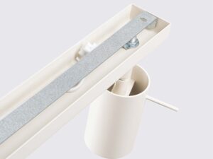 Miniaturka 6 - Wnętrze białej listwy montażowej plafonu trójpunktowego z okablowaniem