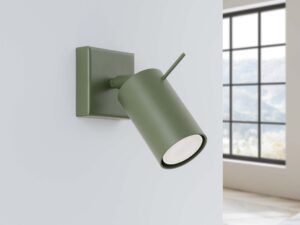 Miniaturka 1 - Kinkiet oliwkowy w aranżacji wnętrza na białej ścianie przy oknie