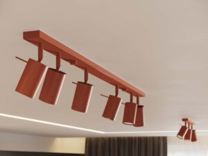 Miniaturka 10 - Ceglasty plafon sześciopunktowy z listwą w aranżacji sufitu salonu z oświetleniem LED