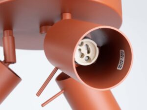 Miniaturka 4 - Detal przegubowego mocowania cylindrycznego reflektora plafonu ceglastego zbliżenie