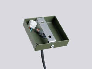 Miniaturka 5 - Wnętrze zielonej kwadratowej podsufitki lampy wiszącej z okablowaniem