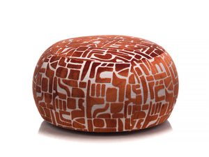 Miniaturka 1 - Pufa tapicerowana okrągła z abstrakcyjnym wzorem rudo-beżowa