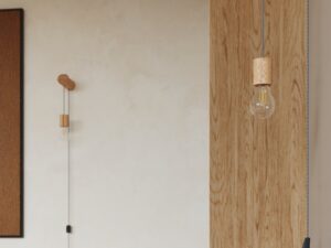 Miniaturka 14 - Kinkiet drewniany z żarówką w aranżacji przy drewnianym panelu zbliżenie