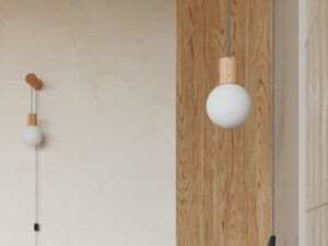 Miniaturka 14 - Kinkiet drewniany z białą kulą w aranżacji biura z drewnianym panelem zbliżenie