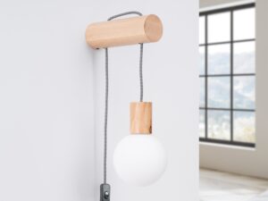 Miniaturka 2 - Kinkiet drewniany bukowy z białą kulą w aranżacji przy oknie