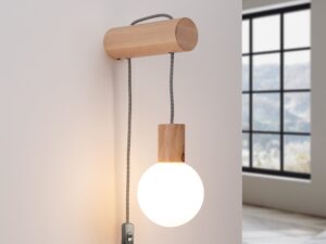 Miniaturka 3 - Kinkiet drewniany z białą kulą świecącą ciepłe światło w aranżacji