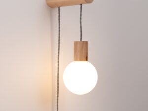 Miniaturka 7 - Kinkiet drewniany z białą kulą świecącą zbliżenie ciepłe światło