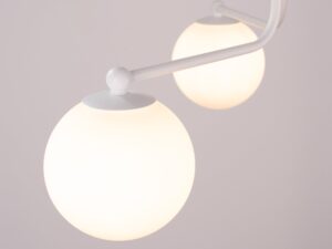 Miniaturka 3 - Wnętrze białej podsufitki lampy sufitowej trójramiennej z okablowaniem