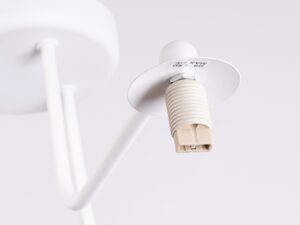 Miniaturka 5 - Detal mocowania kuli do ramienia lampy sufitowej trójramiennej białej zbliżenie