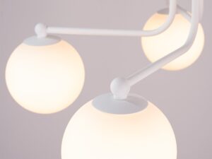 Miniaturka 3 - Detal kul świecących lampy sufitowej pięcioramiennej białej zbliżenie