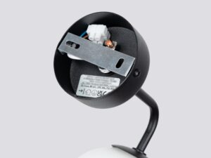 Miniaturka 3 - Wnętrze podstawy kinkietu czarnego z okablowaniem i kostką elektryczną