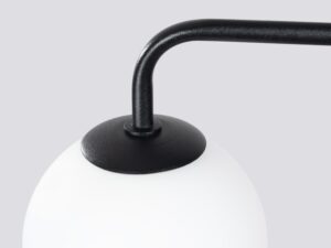 Miniaturka 6 - Detal mocowania białej kuli do ramienia kinkietu czarnego zbliżenie