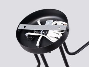 Miniaturka 5 - Wnętrze czarnej podsufitki lampy sufitowej pięcioramiennej z okablowaniem