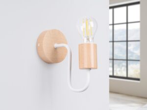 Miniaturka 1 - Kinkiet z drewnianą oprawką w aranżacji przy oknie z żarówką filamentową