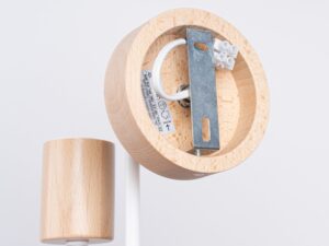 Miniaturka 3 - Wnętrze drewnianej podstawy kinkietu z kostką elektryczną i mocowaniem