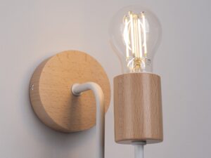 Miniaturka 6 - Kinkiet z drewnianą oprawką ze świecącą żarówką filamentową ciepłe światło zbliżenie