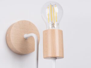 Miniaturka 7 - Drewniana oprawka kinkietu z żarówką filamentową LED na szarym tle zbliżenie