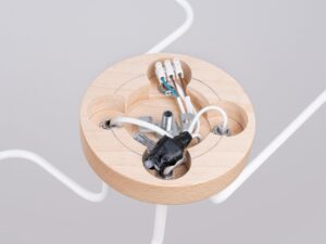 Miniaturka 3 - Wnętrze drewnianej podsufitki lampy sufitowej czteroramiennej z okablowaniem