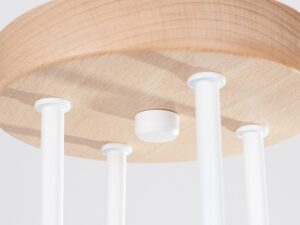 Miniaturka 7 - Detal mocowania ramion do drewnianej podsufitki lampy sufitowej zbliżenie