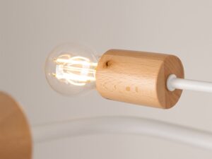 Miniaturka 3 - Detal drewnianej oprawki lampy sufitowej ze świecącą żarówką zbliżenie