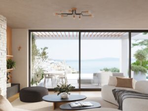 Miniaturka 10 - Lampa sufitowa ośmioramienna z drewnianymi oprawkami w aranżacji salonu z widokiem na morze