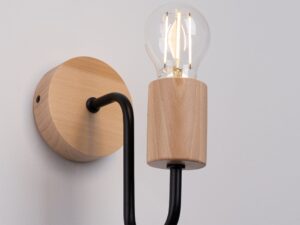 Miniaturka 6 - Kinkiet z drewnianą oprawką ze świecącą żarówką filamentową zbliżenie