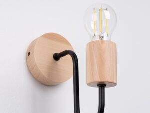 Miniaturka 7 - Kinkiet z drewnianą oprawką i czarnym ramieniem zbliżenie na żarówkę