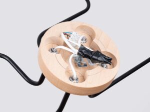 Miniaturka 3 - Wnętrze drewnianej podsufitki lampy sufitowej z kostką elektryczną