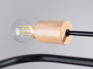 Miniaturka 6 - Detal drewnianej oprawki lampy sufitowej z żarówką LED filamentową