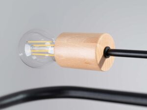 Miniaturka 5 - Detal drewnianej oprawki z żarówką LED filamentową zbliżenie