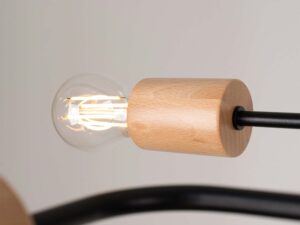 Miniaturka 3 - Detal drewnianej oprawki lampy sufitowej ze świecącą żarówką