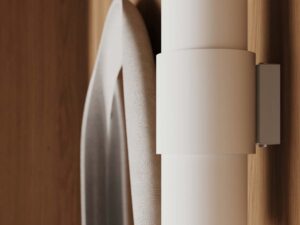 Miniaturka 12 - Biały kinkiet ścienny przy lustrze w aranżacji przedpokoju zbliżenie