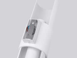 Miniaturka 7 - Wnętrze podstawy kinkieta białego z kostką elektryczną i okablowaniem